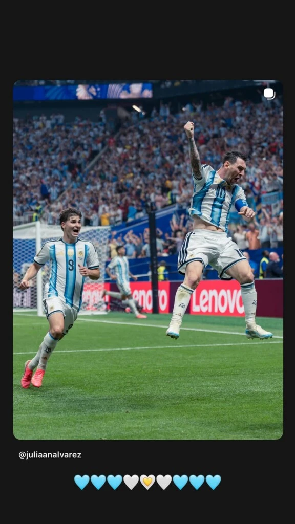 Más tarde, también reposteó una imagen de Julián junto a Lionel Messi celebrando el triunfo, una postal que reflejó la alegría del plantel tras conseguir el pase a la siguiente instancia del Mundial.