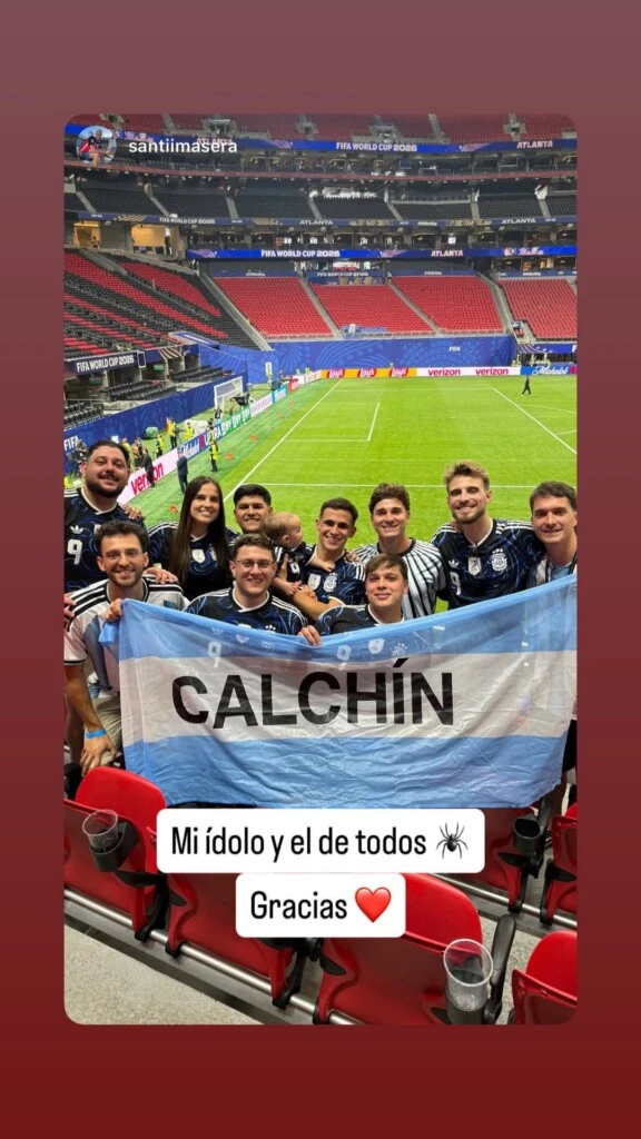 Emilia publicó una imagen en la que aparece junto a Julián Álvarez y parte de su familia, todos sonrientes y vestidos con la camiseta de la Selección Argentina con el número 9 del delantero.