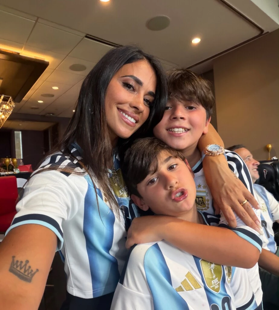 Antonela compartió varias fotografías tomadas durante la jornada. En algunas de ellas aparece junto a Thiago, Mateo y Ciro alentando desde la tribuna mientras seguían de cerca el partido.