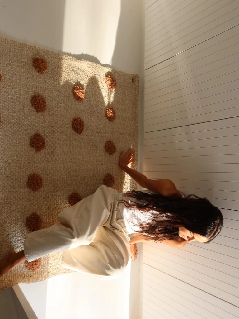 En otro de los sectores, Zaira eligió una alfombra color crudo con lunares terracota, un estampado que continúa ganando protagonismo entre las tendencias deco del invierno 2026.
