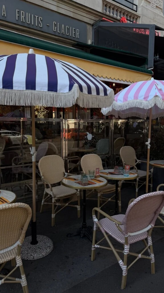 También mostró postales de las tradicionales veredas francesas, repletas de cafeterías y restaurantes con mesas al aire libre, ideales para disfrutar del verano europeo.
