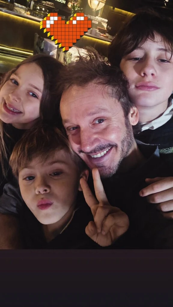 Una vez consumada la victoria, compartió una tierna selfie junto a Benicio, Magnolia y Amancio. En la imagen, todos aparecen sonrientes, celebrando el pase a las semifinales en un clima de unión familiar.