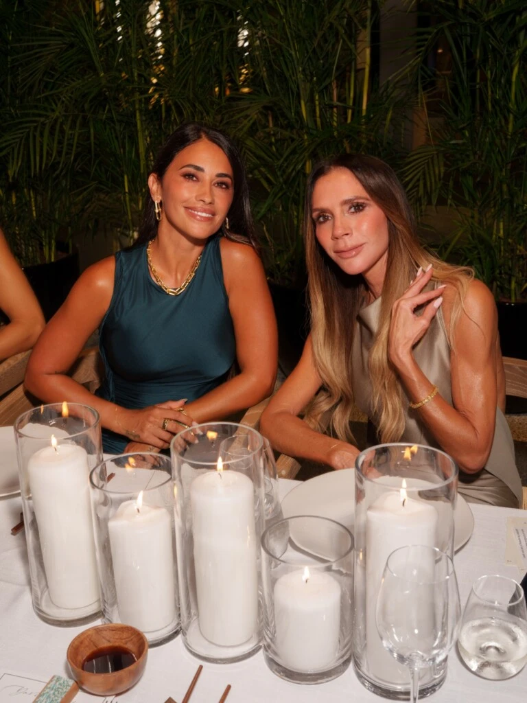 Antonela Roccuzzo junto a Victoria Beckham. Foto: IG