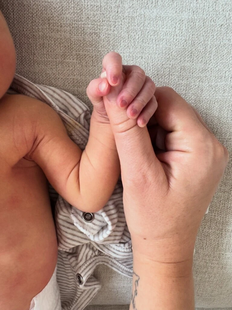 “El 8 de julio de 2026 llegó Riviera para alegrarnos la vida 🩷”, escribió junto a una delicada fotografía en la que puede verse la pequeña sosteniendo con su mano el dedo de su mamá.