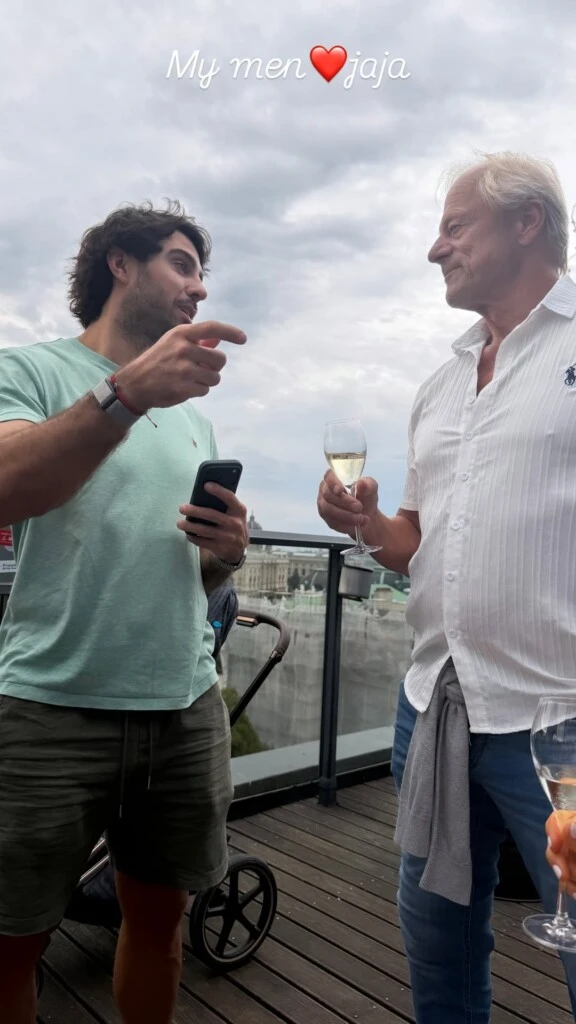 También publicó una imagen de Manu Urcera conversando con su suegro mientras ambos brindaban con una copa de champagne.