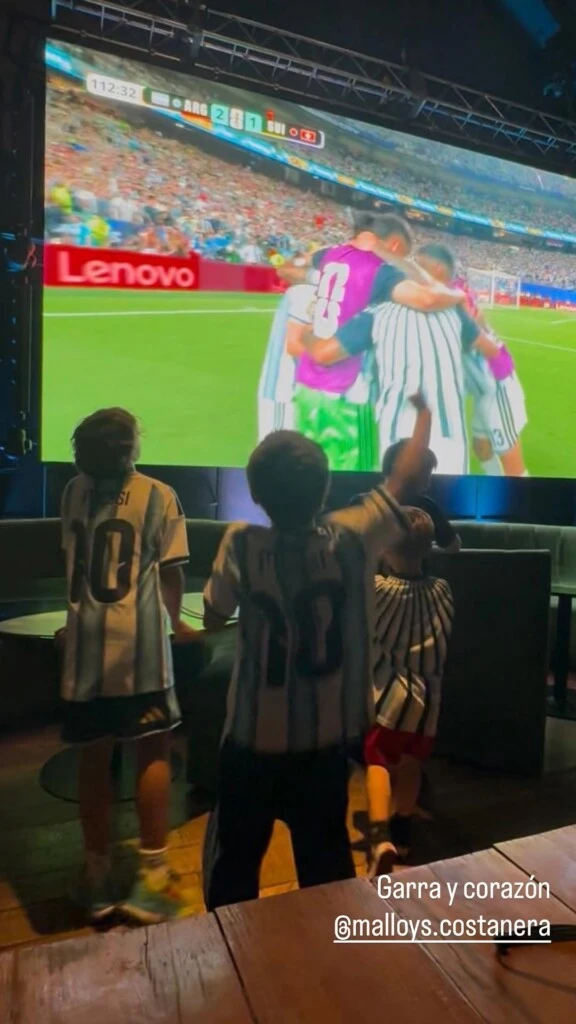 Benjamín Vicuña eligió vivir el encuentro acompañado por sus hijos.