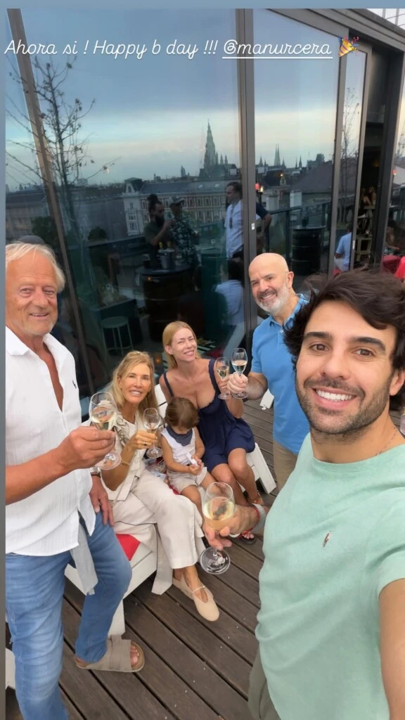 La jornada culminó con una selfie grupal junto a toda la familia paterna, reunidos para celebrar el cumpleaños de Urcera, quien cumplió años el pasado 9 de julio y aprovechó el viaje para festejarlo rodeado de los seres queridos de su esposa.