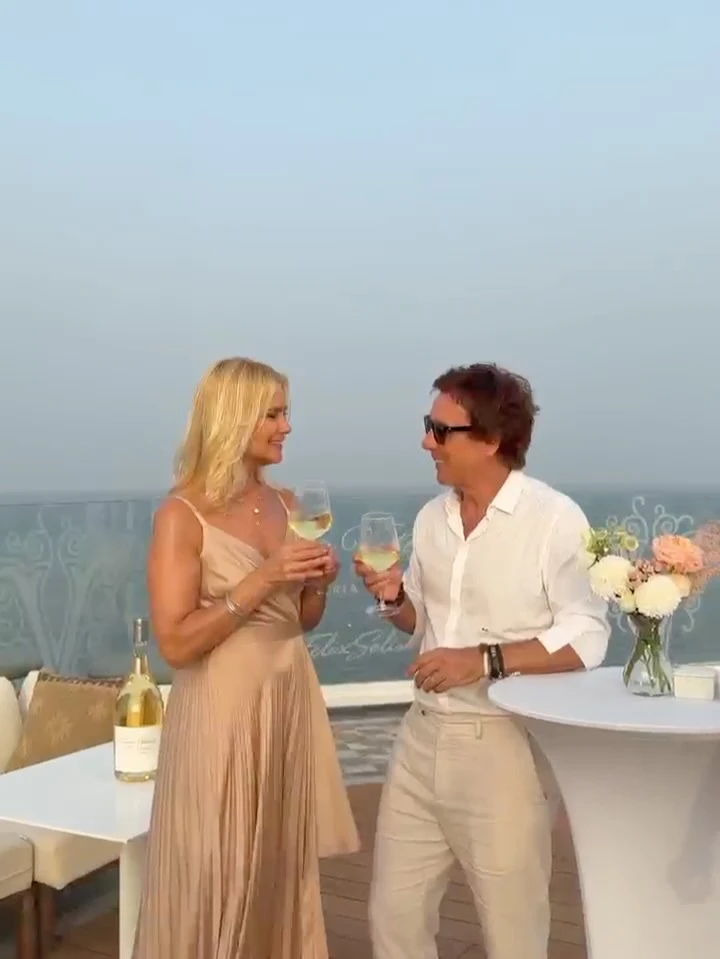 Valeria Mazza deslumbró con un sofisticado vestido plisado en el lanzamiento de su marca de vinos en Ibiza