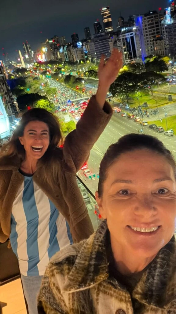 La pieza protagonista fue la camiseta oficial de la Selección Argentina, con las tradicionales franjas celestes y blancas, convertida una vez más en el símbolo indiscutido de los festejos mundialistas.