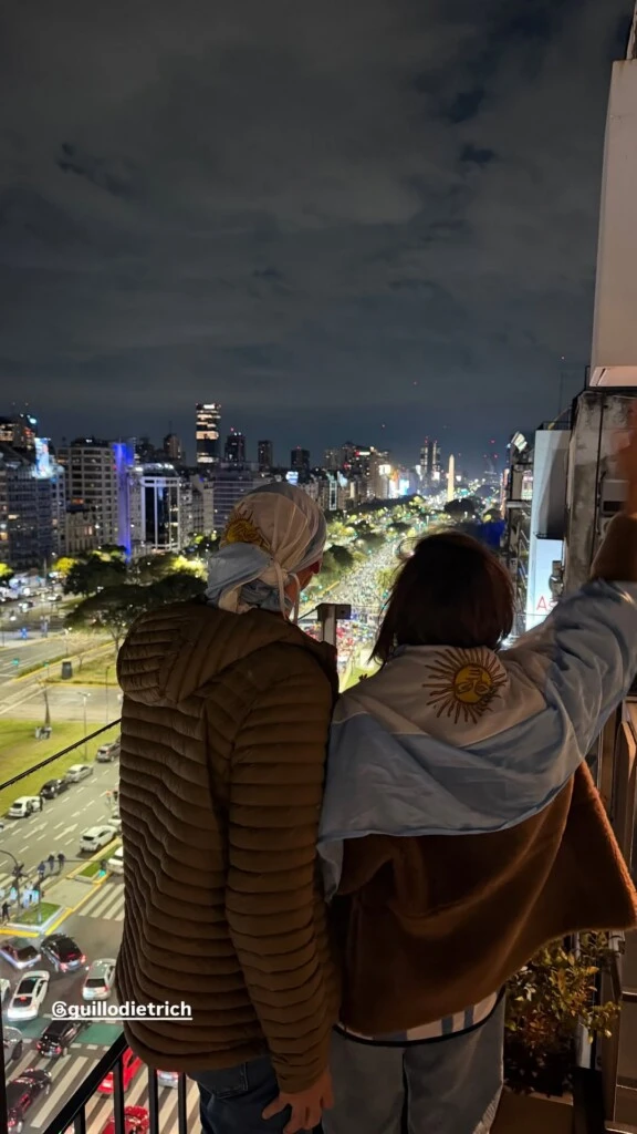 Uno de los detalles más llamativos del outfit fue la bandera argentina, que llevó sobre los hombros a modo de capa. 