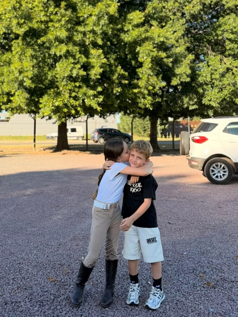 Desde su separación de Rodrigo De Paul, Bautista y su hermana mayor, Francesca, viven junto a Cami Homs en Argentina. Sin embargo, ambos mantienen un vínculo cercano con su papá y viajan con frecuencia para compartir tiempo con él cuando su agenda deportiva lo permite.