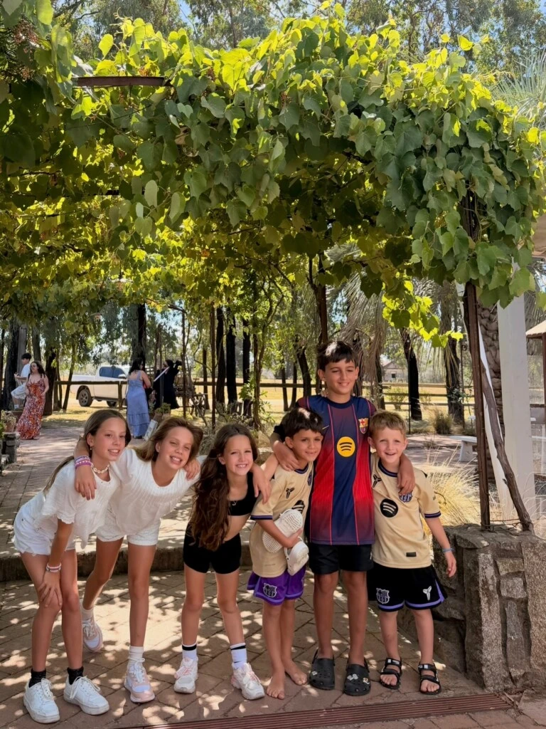 Para cerrar su homenaje, la influencer publicó una serie de imágenes inéditas que reflejan el crecimiento de Bautista y distintos momentos compartidos en familia.