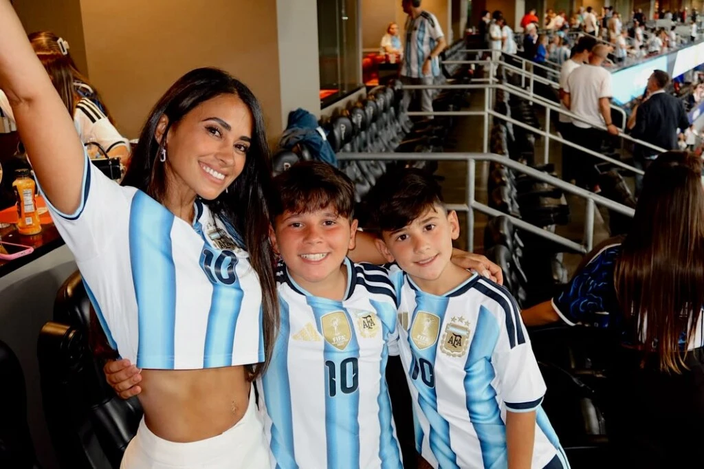 Con el campo de juego como escenario de fondo, la familia posó sonriente en una serie de imágenes que reflejaron la felicidad del momento. 