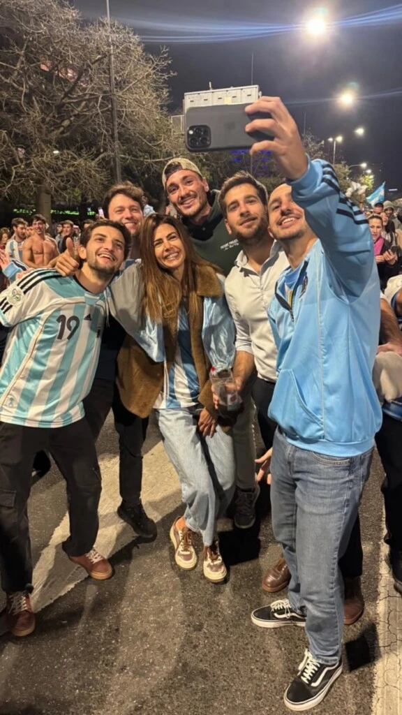 De silueta amplia y textura suave, el abrigo aportó calidez y elevó el conjunto con un aire sofisticado, generando un atractivo contraste con la impronta deportiva de la camiseta.