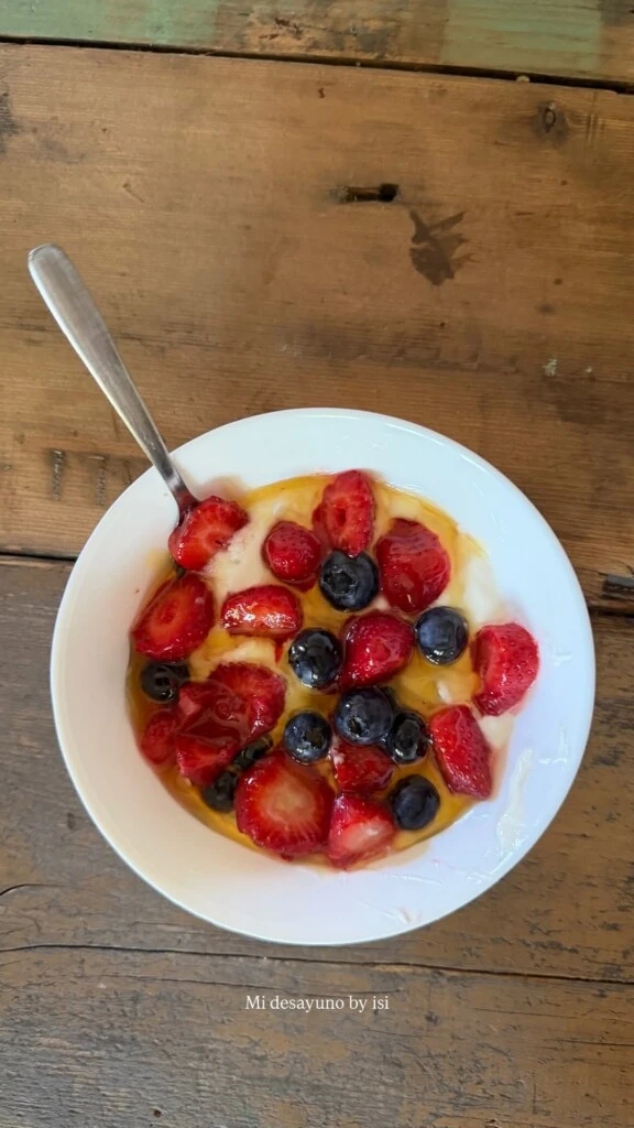 Uno de los momentos más tiernos fue cuando Isabella le preparó un desayuno saludable con frutas a su mamá. 