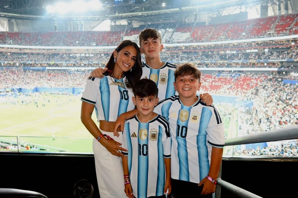 Fiel a su estilo, Antonela publicó un álbum de fotos desde el estadio de Atlanta junto a Thiago, Mateo y Ciro, todos vestidos con la camiseta oficial de la Selección Argentina y celebrando el pase a la gran final.