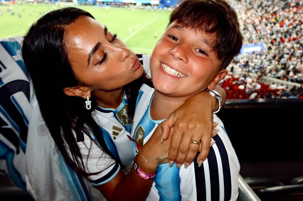 Junto al carrusel de imágenes, Antonela expresó toda su emoción con un mensaje dedicado al equipo. “Gracias Dios!!! Vamooos Argentina!!!! 🤍🩵 A la Final!!!!!!!!!!!!!!!!!!!!!!!!!”, escribió.