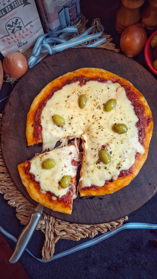 Pizza al molde argentina con chimichurri pizzero