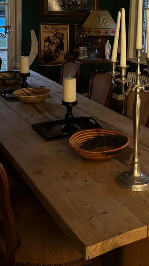 En el interior predominan los objetos de decoración de inspiración clásica, como candelabros, velas, cuadros, marcos antiguos y piezas vintage, que conviven con una estética moderna y sofisticada, logrando un equilibrio entre el estilo rústico y el lujo contemporáneo.