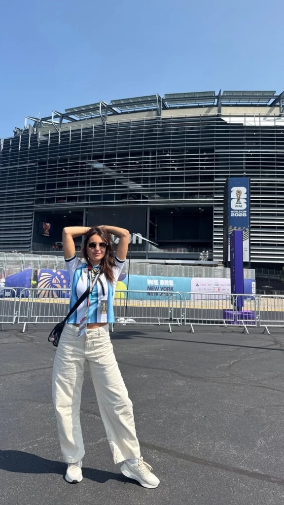 La modelo eligió la camiseta oficial de la Selección Argentina con el número 10, combinada con un pantalón cargo holgado en color crema con una estampa de la bandera en uno de los bolsillos traseros, una prenda que aportó un aire relajado y moderno.