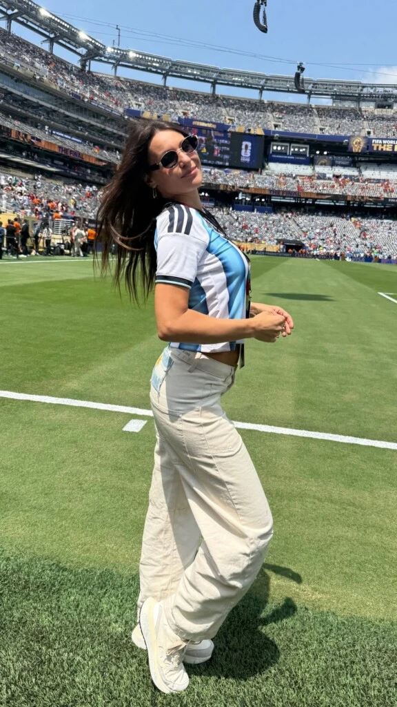 Para la ocasión, Pampita apostó por un outfit cómodo y canchero, perfecto para una jornada de estadio sin resignar estilo.