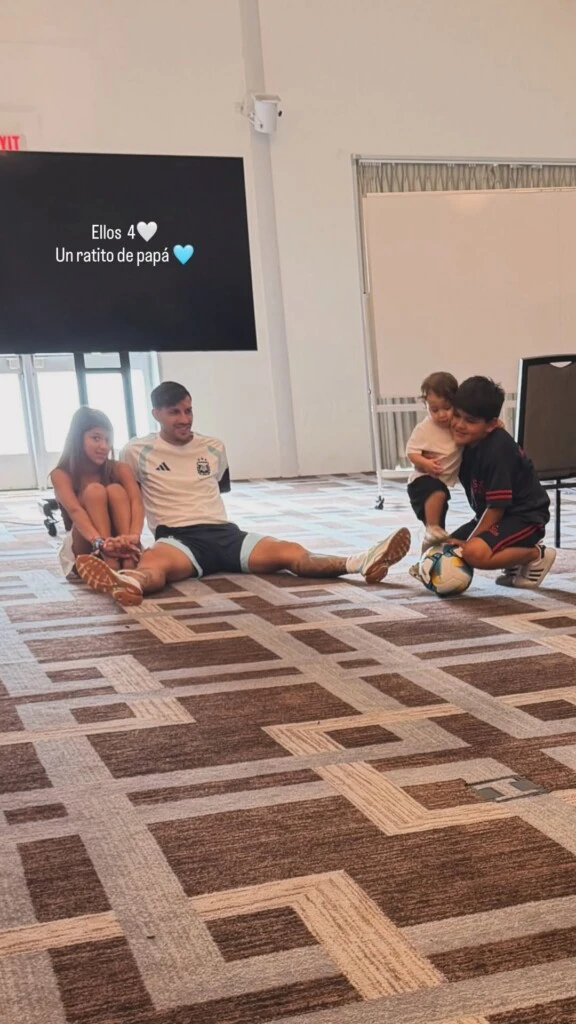 El mediocampista aparece sentado en el piso, relajado y sonriente, mientras comparte un momento de juegos con Victoria, nacida en 2013; Giovanni, nacido en 2017; y el pequeño Lautaro, que llegó al mundo en 2025.