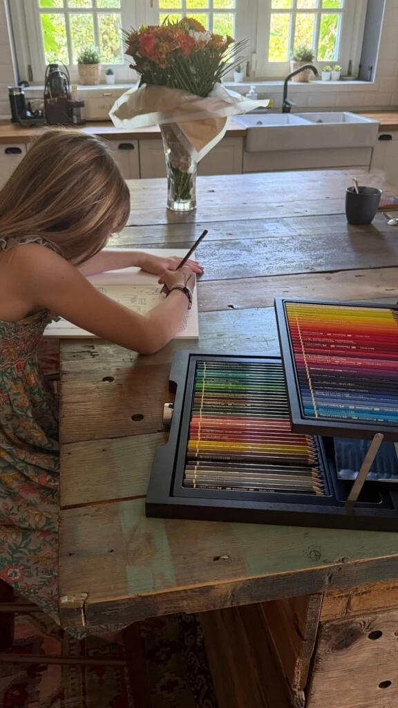 Más tarde, la pequeña también mostró su costado creativo al sentarse en el comedor para dibujar y pintar con una gran colección de lápices de colores.