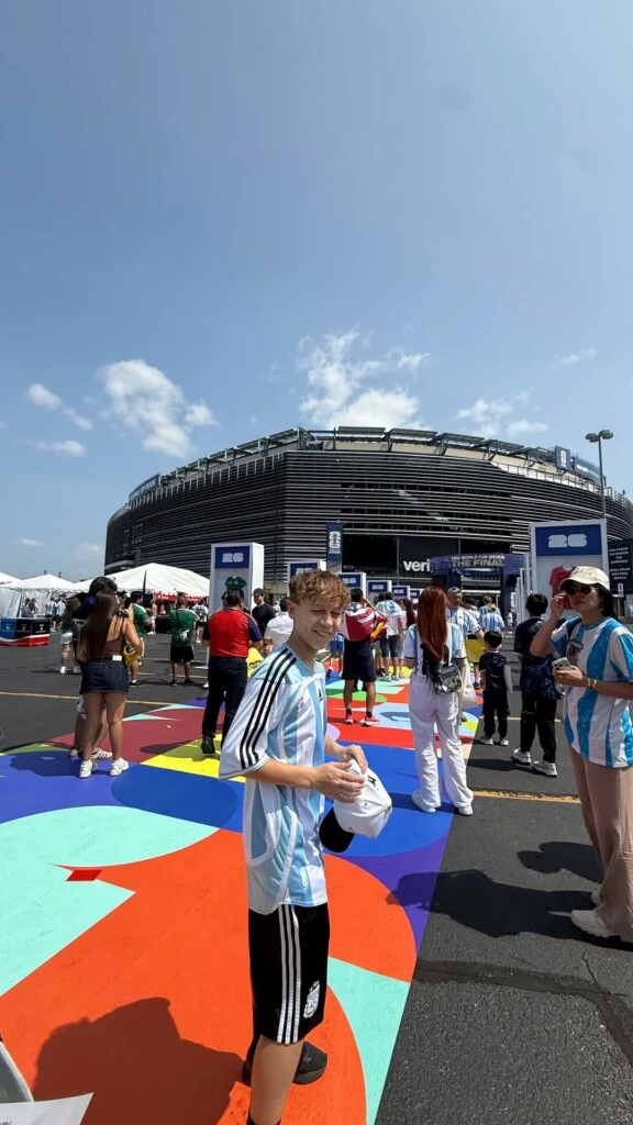 Beltrán Vicuña en la entrada del estadio.