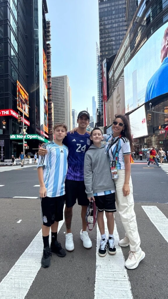Entre las fotografías, la modelo posó junto a Beltrán y Benicio Vicuña, quienes también viajaron para acompañar a la Selección Argentina.