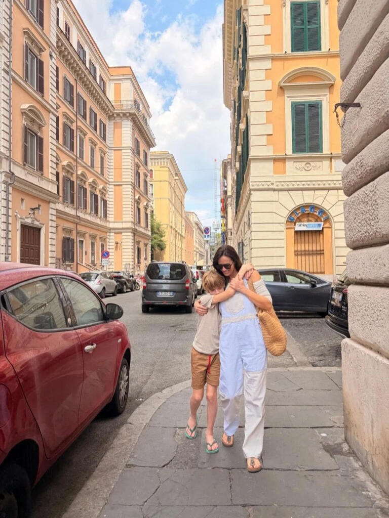 Carolina Pratt conquista Roma con el enterito 'comfy' que vas a querer usar todo el verano