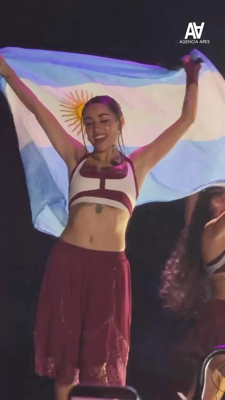 María Becerra ondeó la bandera argentina en su regreso a España: la reacción del público durante su show