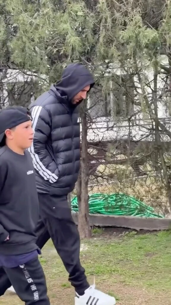 Lionel Messi reapareció tras el Mundial junto a su hijo Mateo: el look relajado que eligió para ver a Leones, el club de su familia