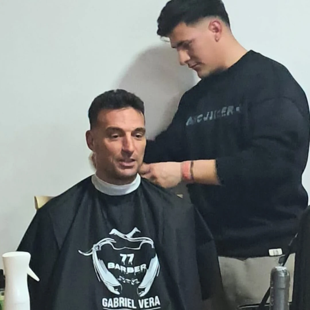 Lionel Scaloni, fiel a sus raíces: pasó por la peluquería de siempre durante sus vacaciones