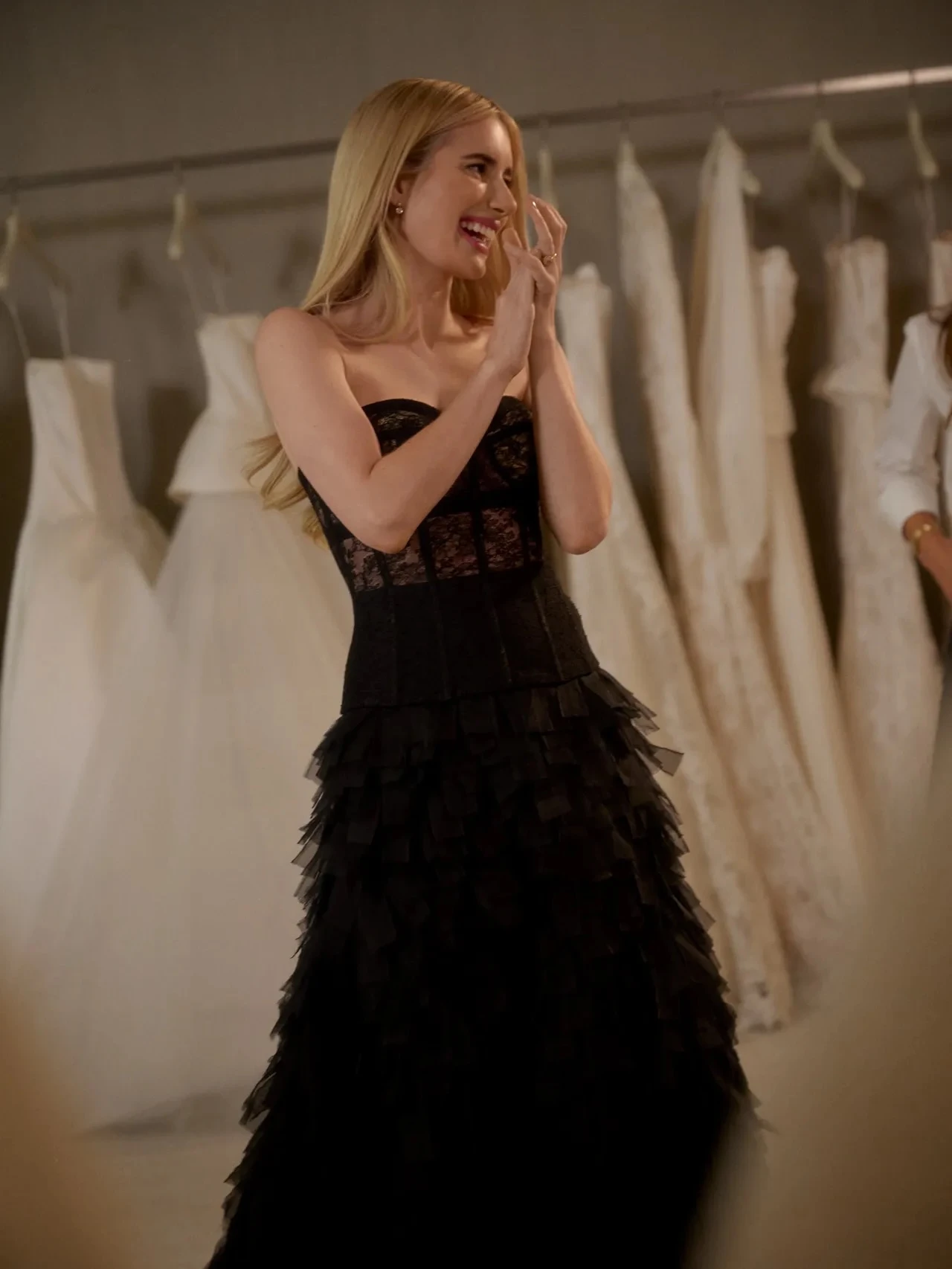 Emma Roberts eligió un vestido de novia con impronta vintage que se robó todas las miradas