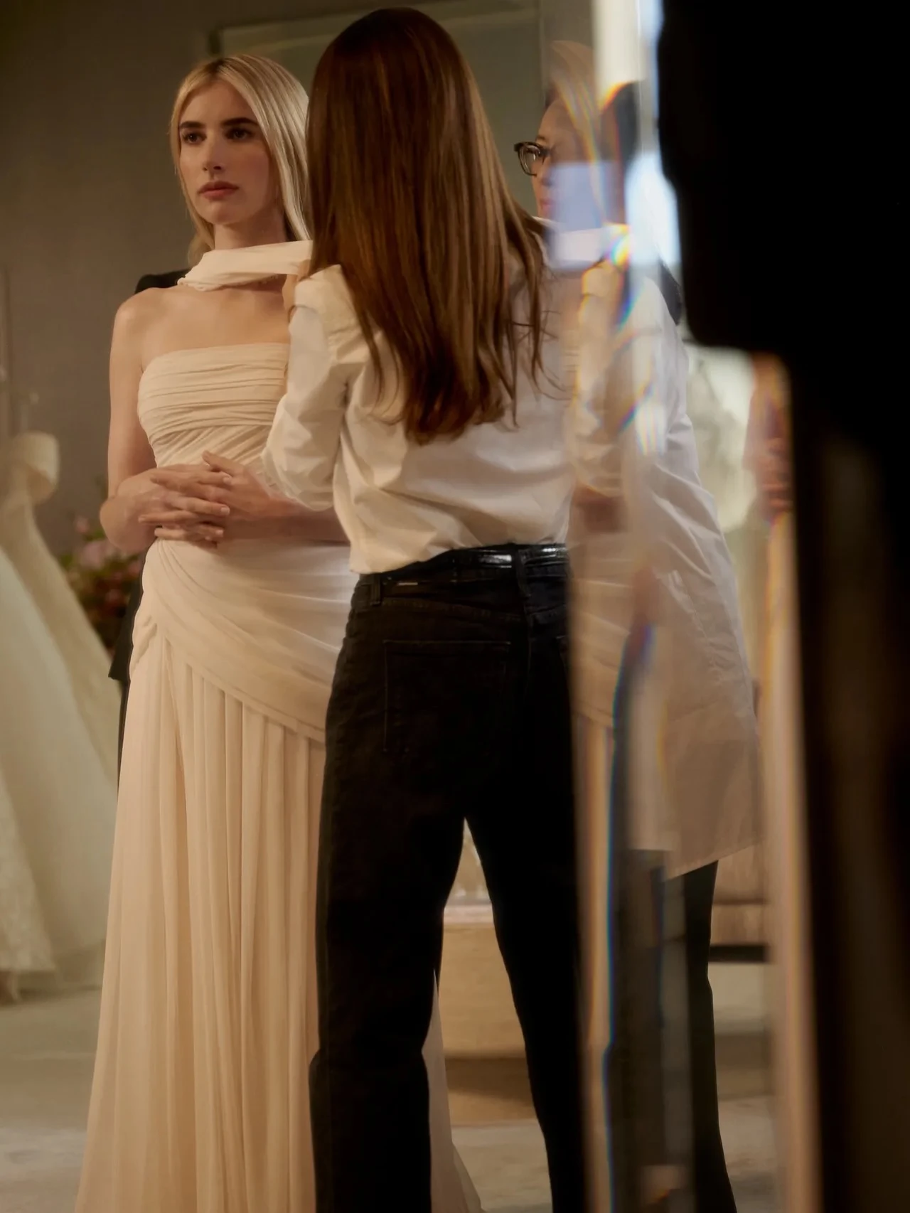 Emma Roberts eligió un vestido de novia con impronta vintage que se robó todas las miradas