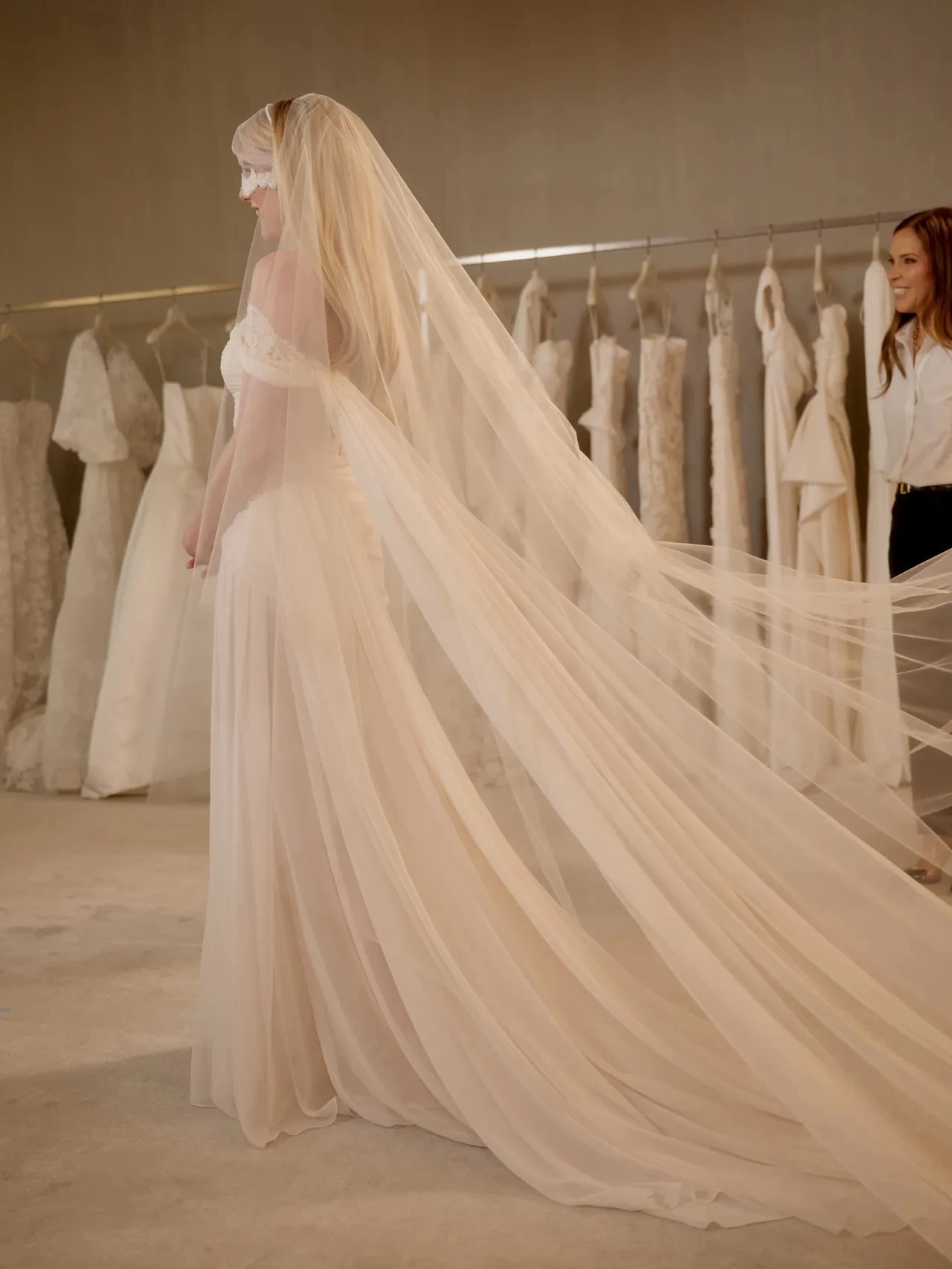 Emma Roberts eligió un vestido de novia con impronta vintage que se robó todas las miradas