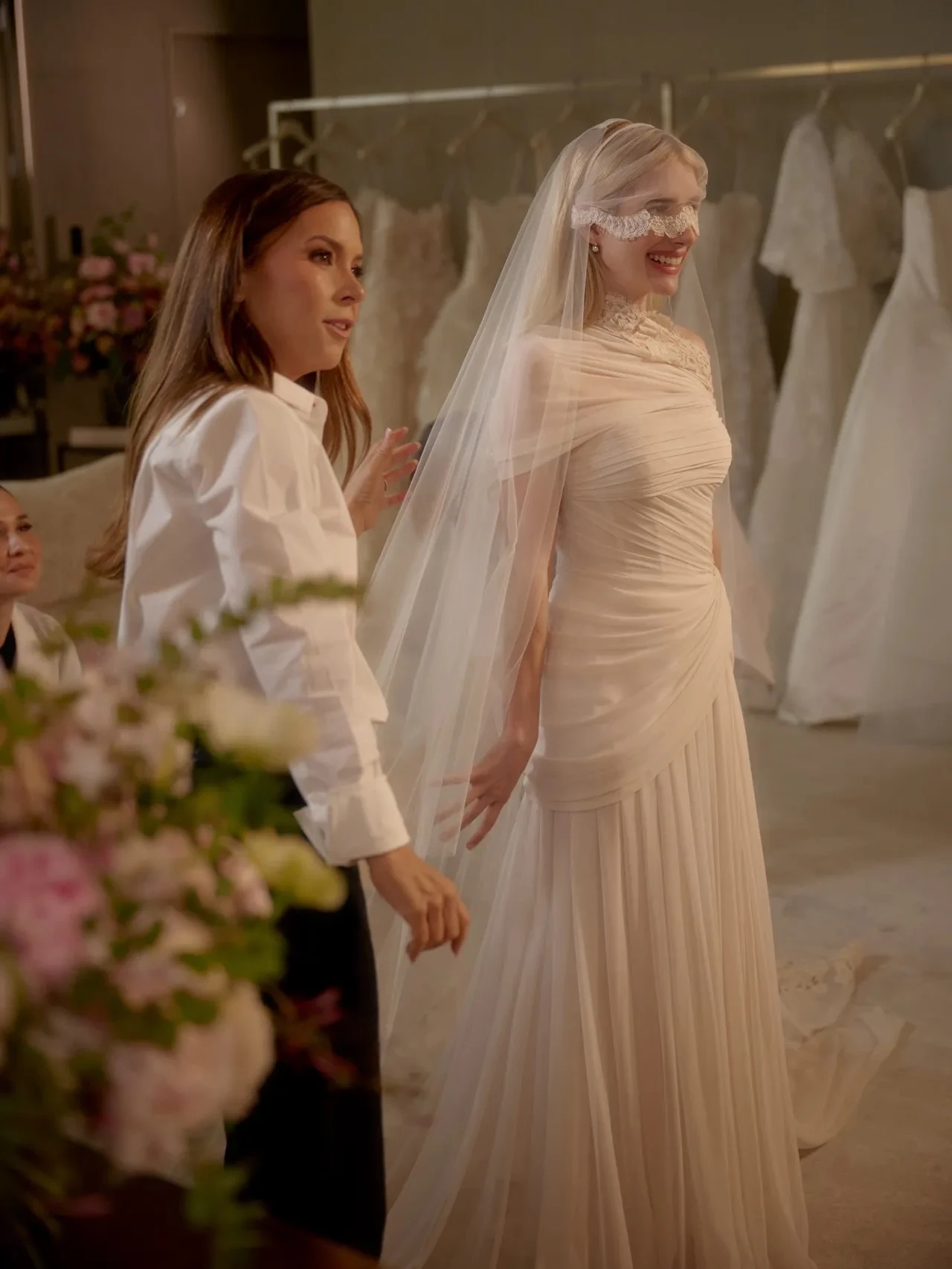 Emma Roberts eligió un vestido de novia con impronta vintage que se robó todas las miradas