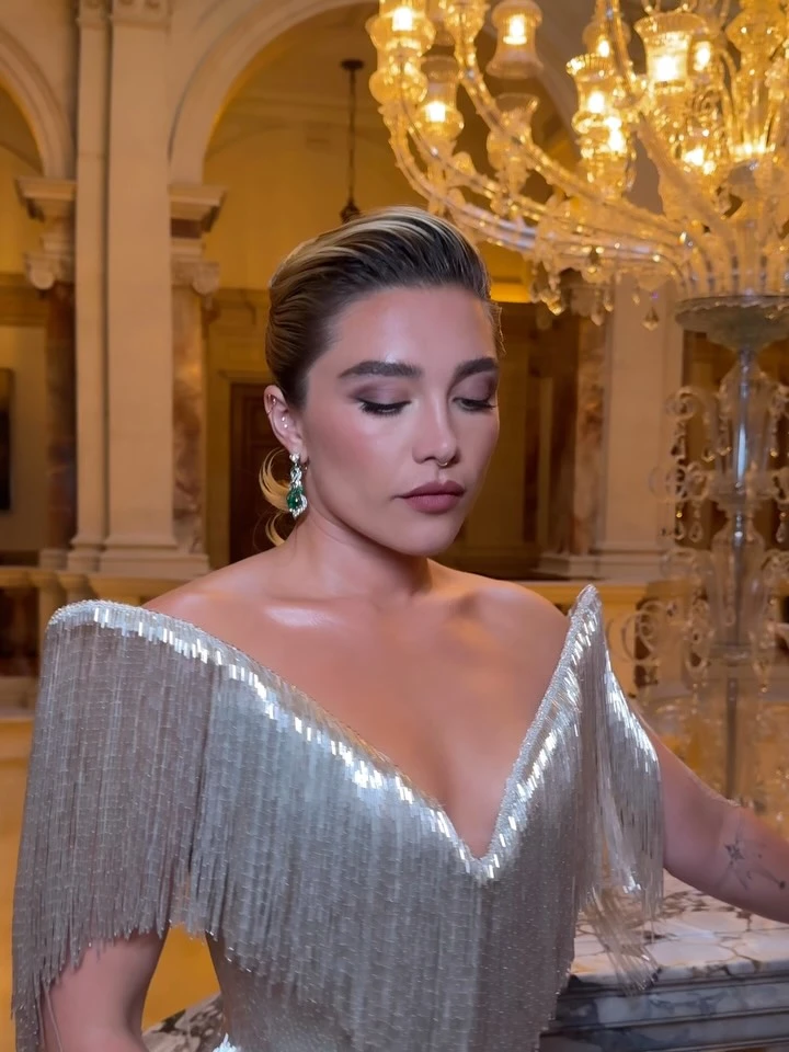 Florence Pugh deslumbró con un vestido escultórico de flecos plateados en la premiere de Spider-Man: Un nuevo día