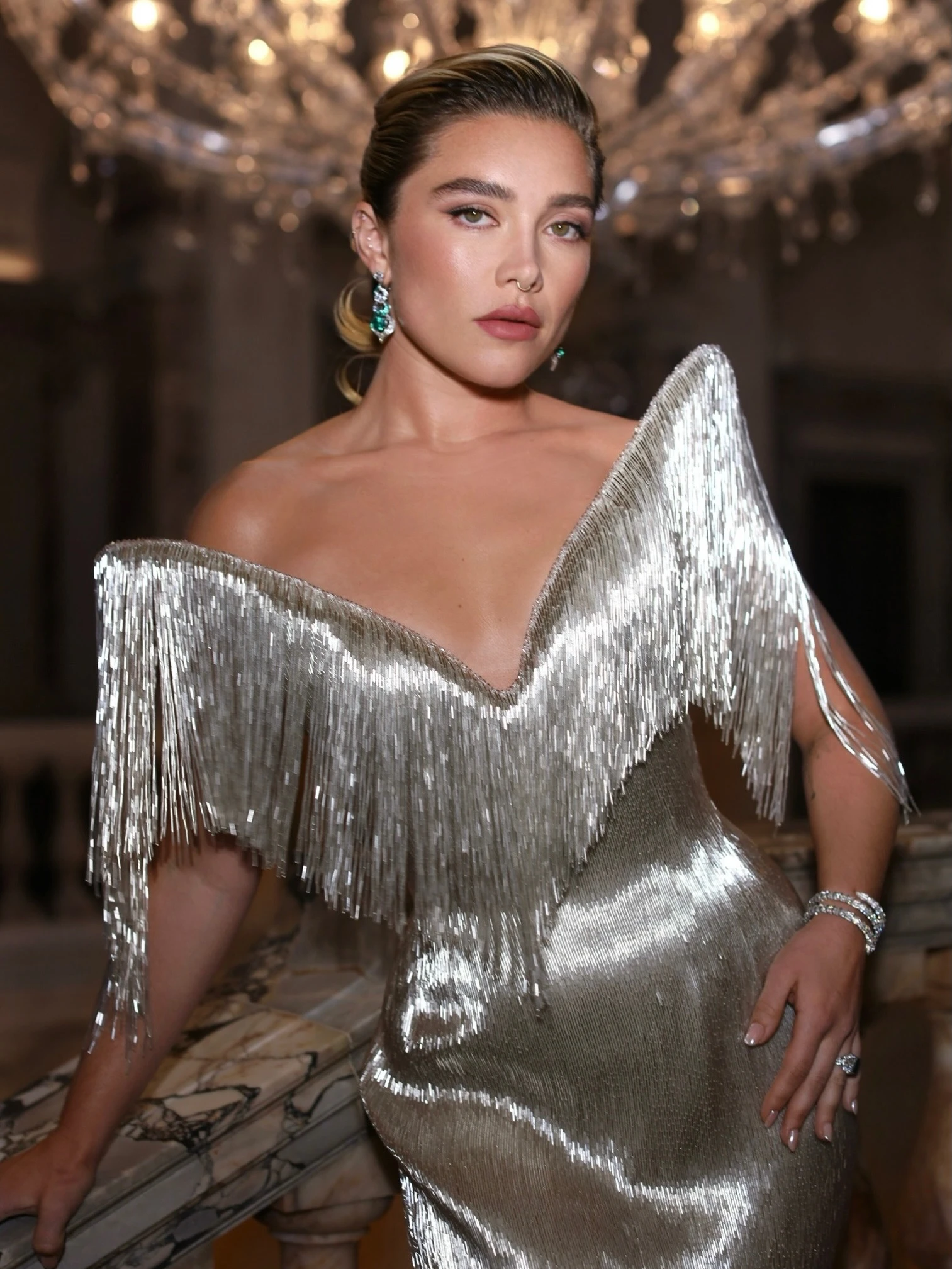 Florence Pugh deslumbró con un vestido escultórico de flecos plateados en la premiere de Spider-Man: Un nuevo día