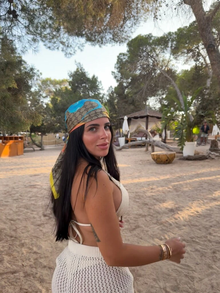 El resto del outfit estuvo compuesto por una bikini color crema de diseño triangular y una falda tejida de red blanca, una de las prendas favoritas de la temporada gracias a su juego de transparencias y su impronta playera.