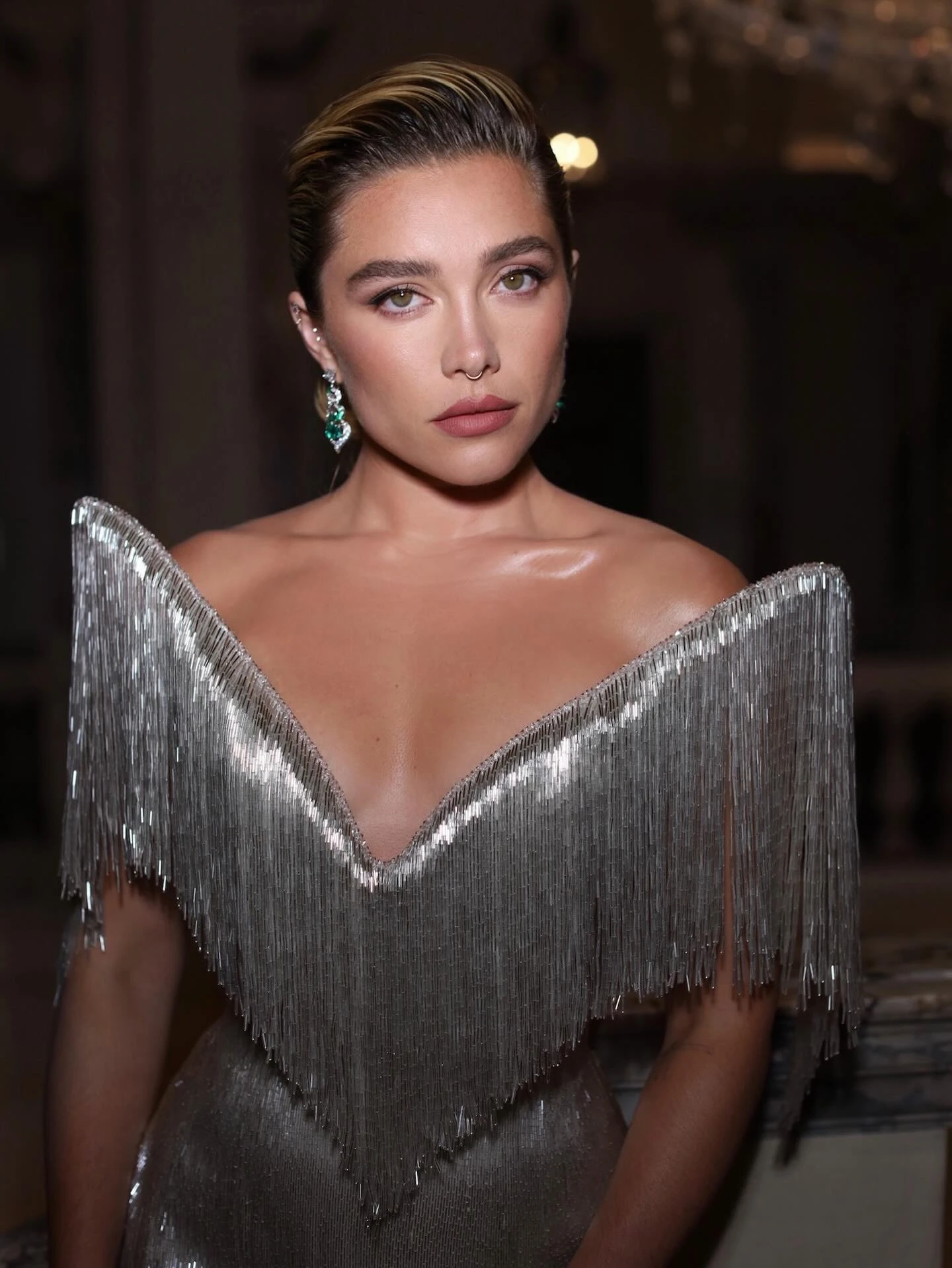 Florence Pugh deslumbró con un vestido escultórico de flecos plateados en la premiere de Spider-Man: Un nuevo día