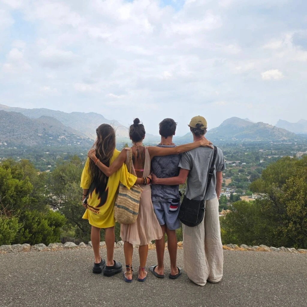 Juana Viale mostró las fotos de sus vacaciones familiares junto a sus tres hijos