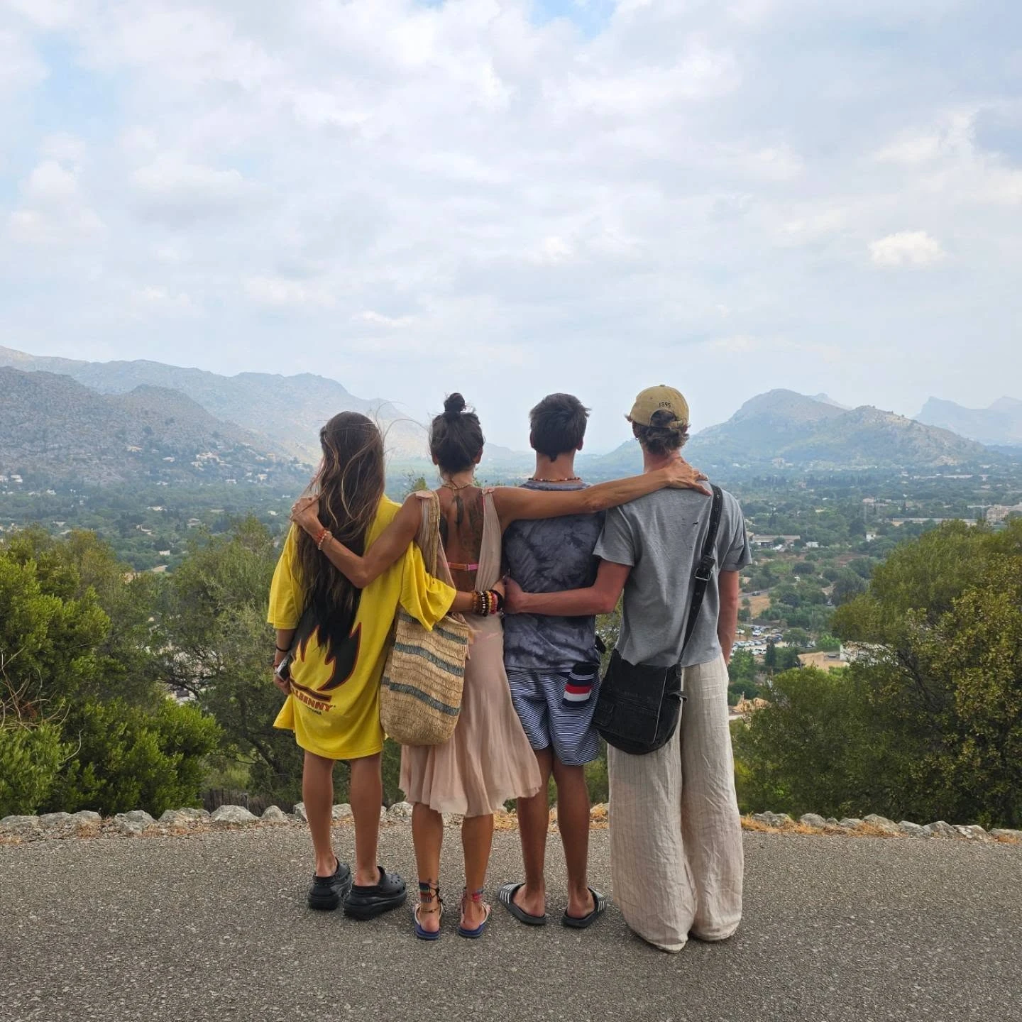 Juana Viale mostró las fotos de sus vacaciones familiares junto a sus tres hijos