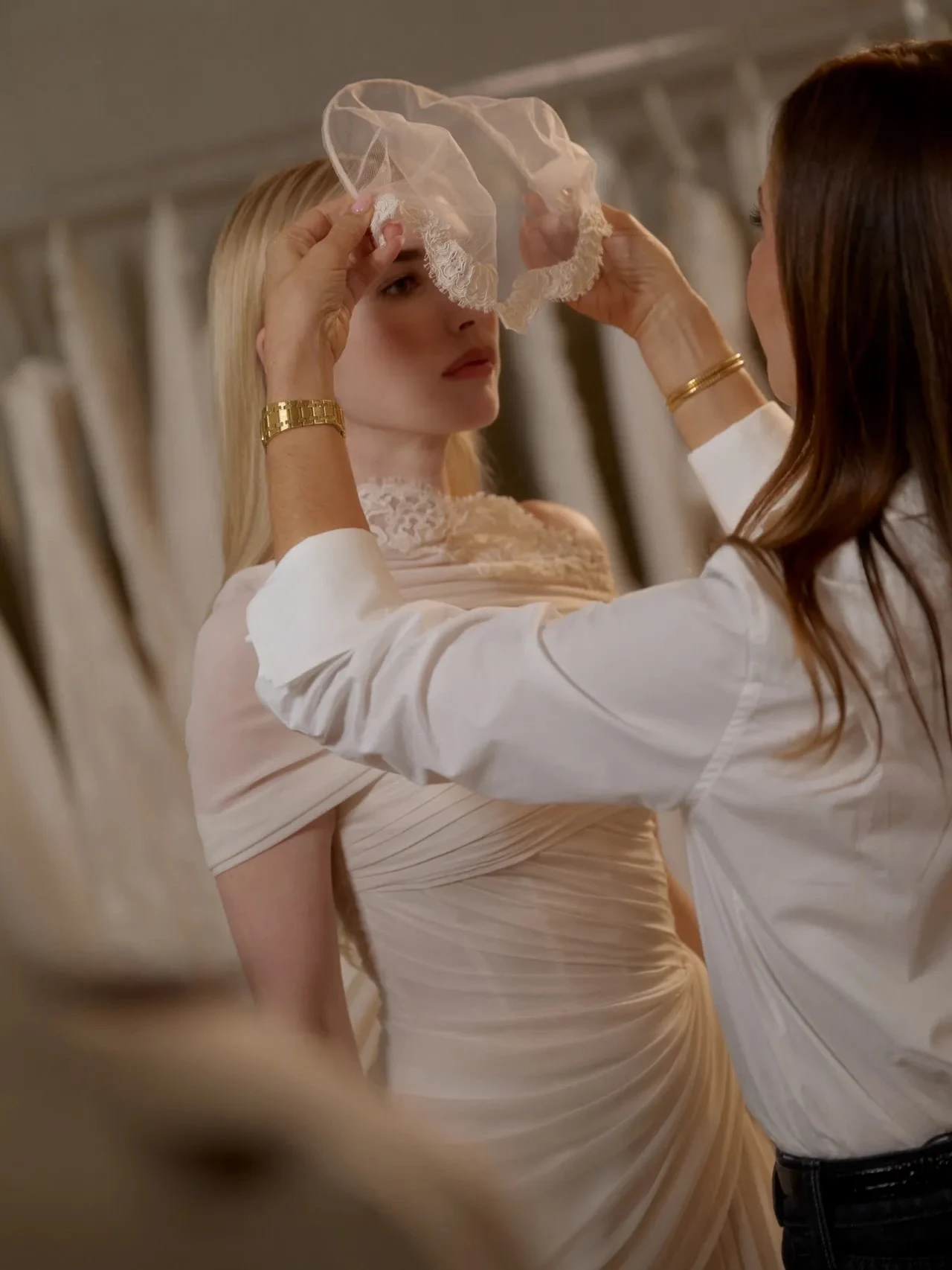 Emma Roberts eligió un vestido de novia con impronta vintage que se robó todas las miradas