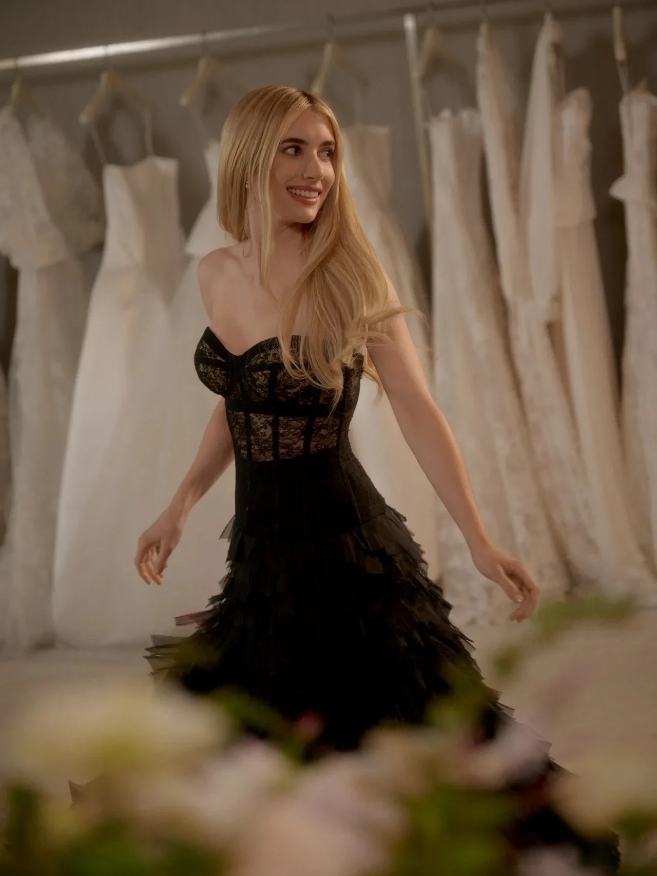 Emma Roberts eligió un vestido de novia con impronta vintage que se robó todas las miradas