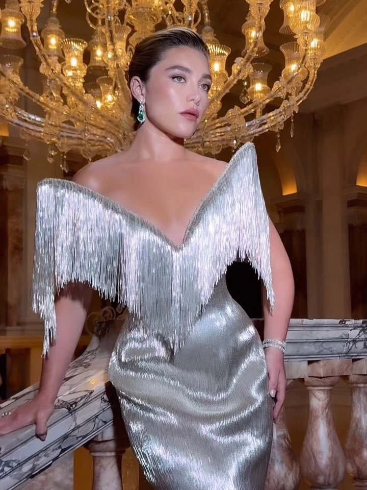 Florence Pugh deslumbró con un vestido escultórico de flecos plateados en la premiere de Spider-Man: Un nuevo día