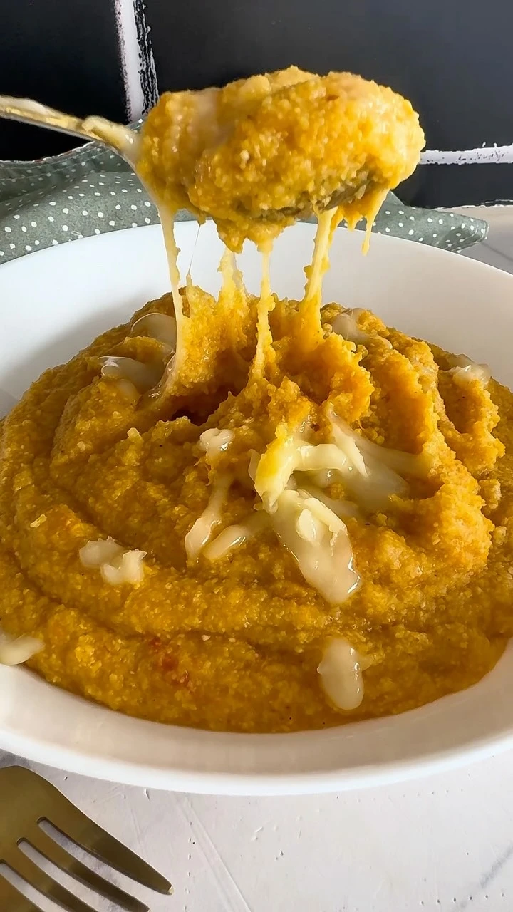 Polenta cremosa de zapallo, curry y queso
