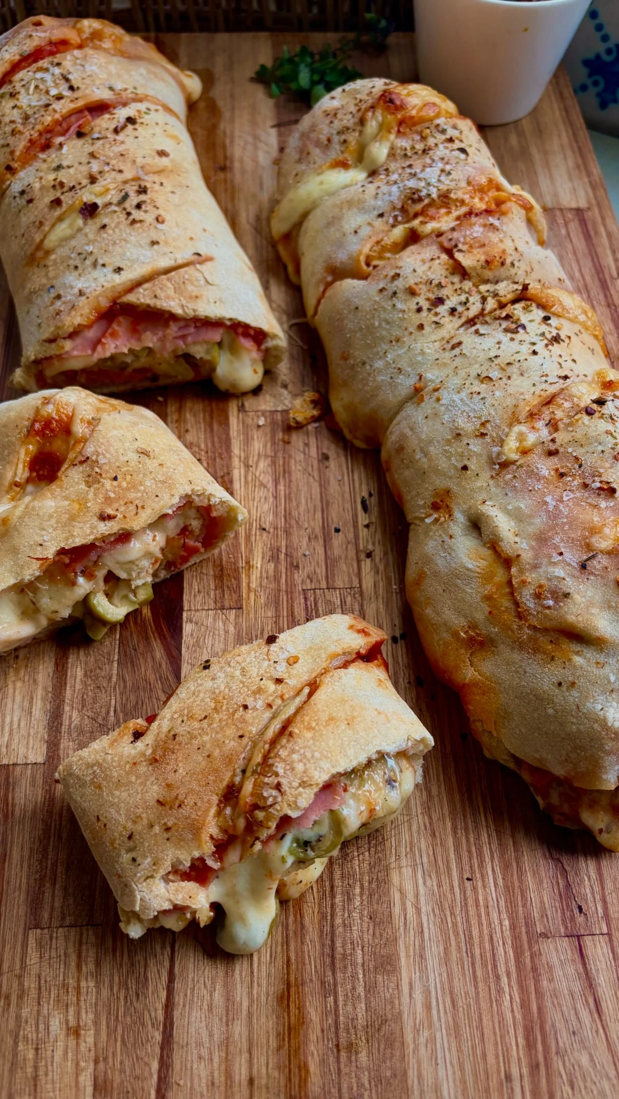 Stromboli o masa de pizza enrollada rellena