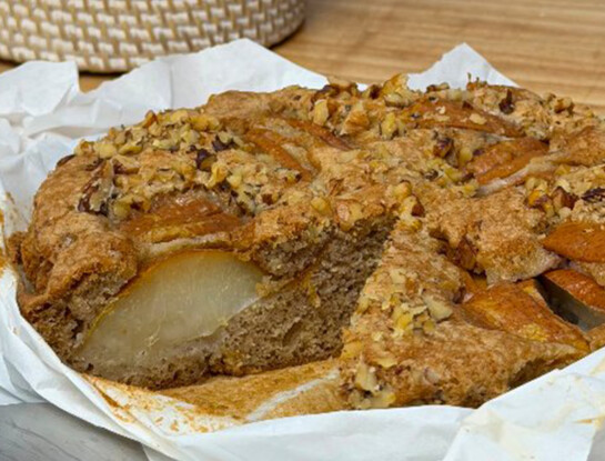 Torta de pera, nuez y canela: la receta fácil de Valu Ramallo para una merienda irresistible