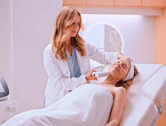 El tratamiento facial que conquistó Hollywood y ya se aplica en la Argentina: cómo rejuvenece sin agujas ni cirugía